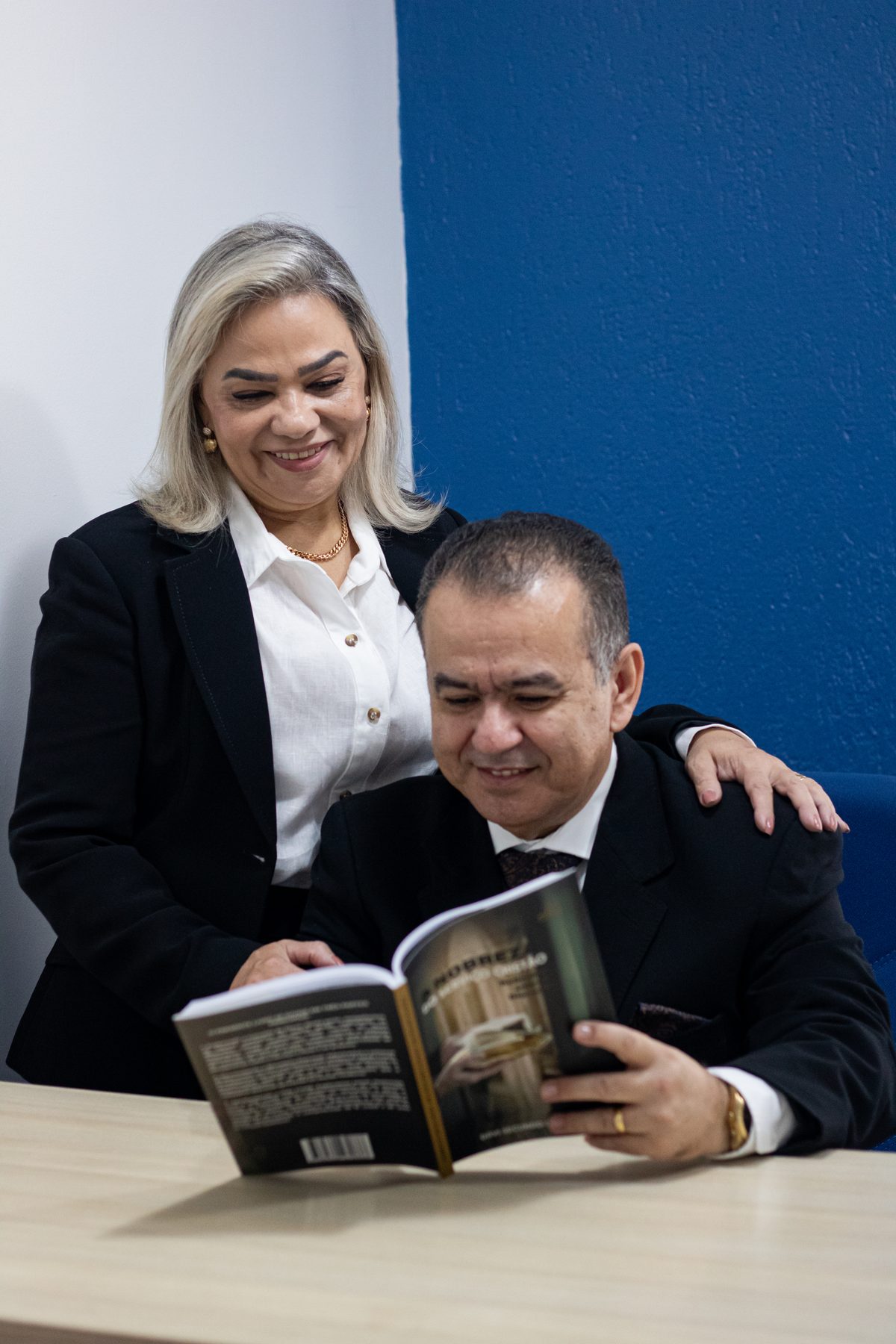 Davi Secundo compartilhando um de seus livros