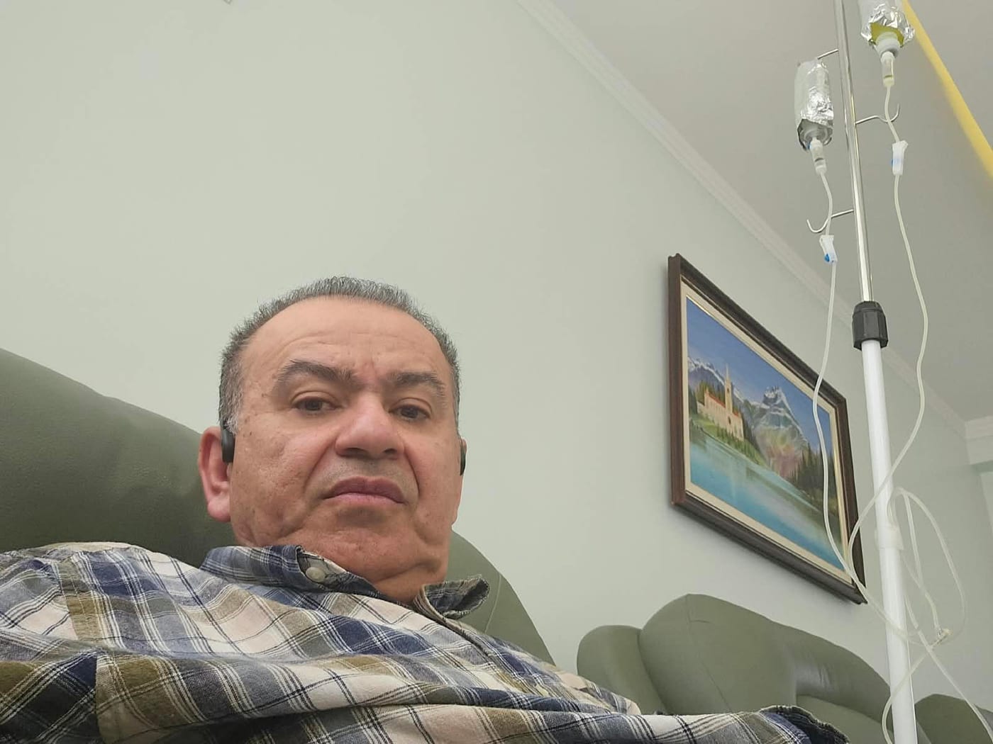 Davi Secundo recostado, com duas bolsas de soro no suporte.