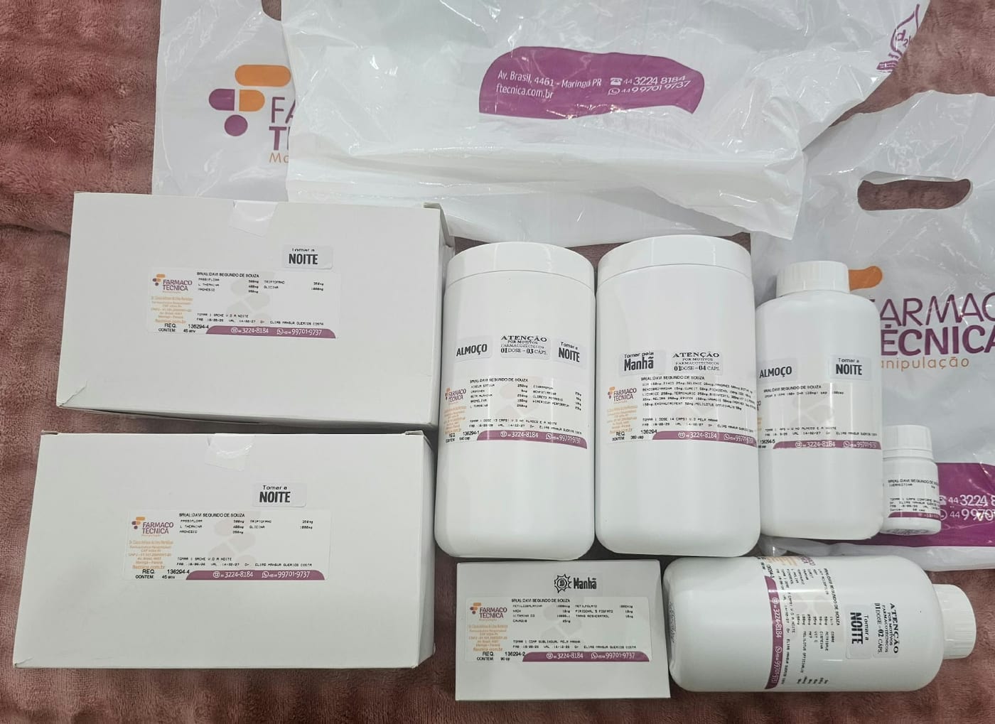 Caixas e frascos de medicamentos manipulados, com etiquetas de manhã, almoço e noite.